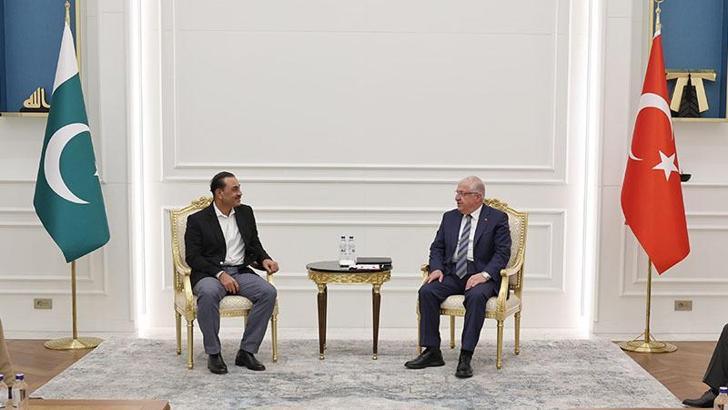Bakan Güler, Pakistan Kara Kuvvetleri Komutanı Munir ile görüştü