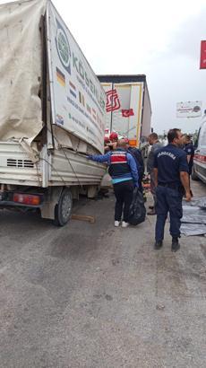 Bursa'da park halindeki araçlara çarpan kamyonetteki 2 kişi öldü; kaza kamerada