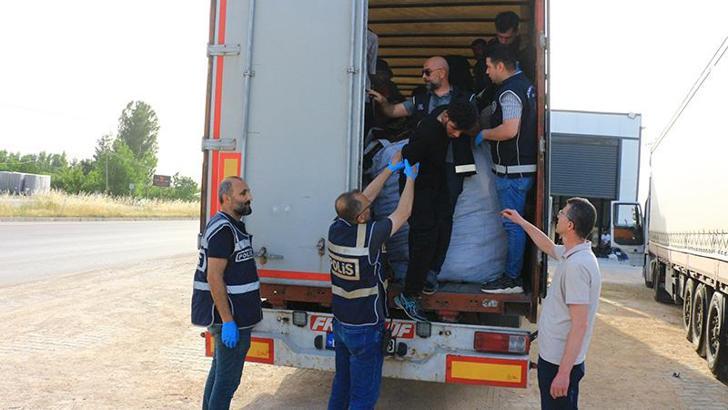 Tokat'ta durdurulan TIR'da 17 kaçak göçmen yakalandı; 2 gözaltı