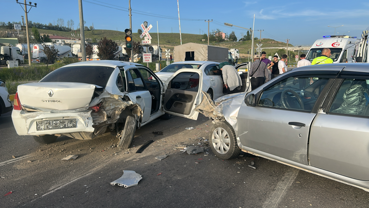 Sivas'ta üç otomobilin karıştığı trafik kazasında 4 kişi yaralandı