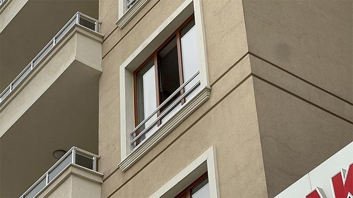 Eşini bıçakla öldürüp, başında bekledi