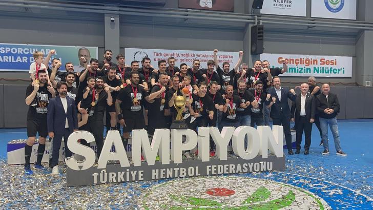 Hentbol Erkekler Süper Ligi şampiyonu Beşiktaş, kupayı kaldırdı