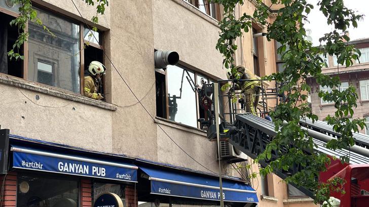 İstanbul - Beyoğlu’nda yangın çıkan binada mahsur kalan 2 kişi kurtarıldı
