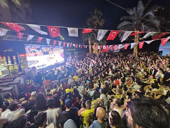 Fenerbahçe'nin Avrupa şampiyonluğu, Adana'da coşkuyla kutlandı