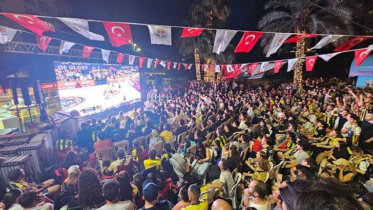 Fenerbahçe'nin Avrupa şampiyonluğu, Adana'da coşkuyla kutlandı