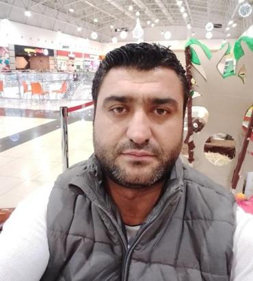 Refüjdeki aydınlatma direğine çarpan otomobilden fırlayıp öldü