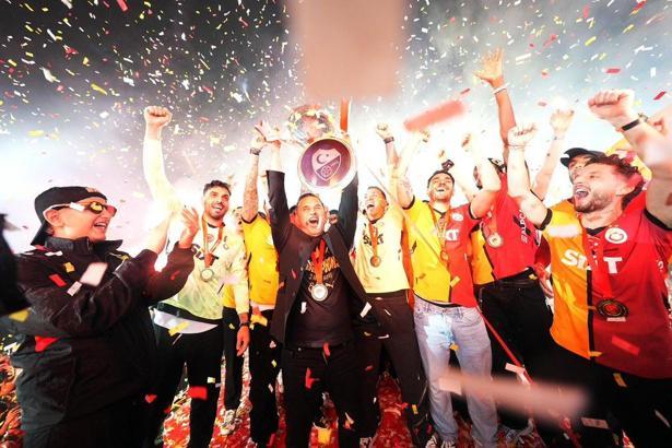 Galatasaray 25’inci şampiyonluk kupasını görkemli törenle kaldırdı