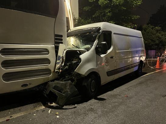 Ehliyetsiz sürücünün kullandığı kamyonet, otobüse çarptı: 3 yaralı