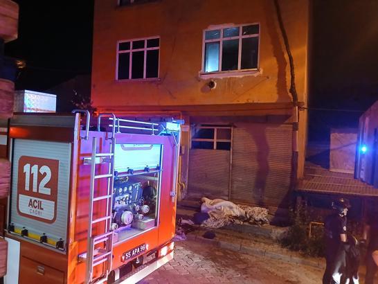 Samsun'da ev yandı; 1'i itfaiyeci 2 yaralı