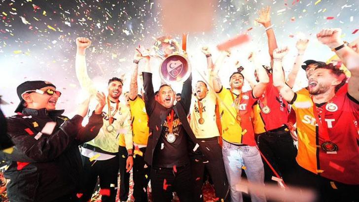 Galatasaray 25’inci şampiyonluk kupasını görkemli törenle kaldırdı