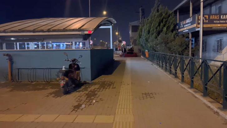 Metro istasyonunda bekleyen 3 arkadaşı bıçakladı