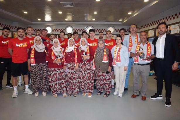 Kooperatif üyesi kadınlardan Kayserisporlu futbolculara bez bebek hediyesi
