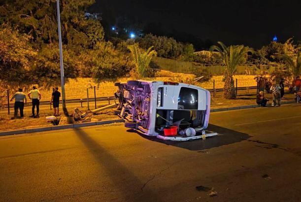 Taraftar grubunu taşıyan minibüs devrildi