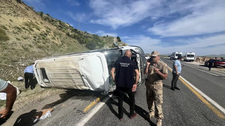 Elazığ'da minibüs takla attı; 3'ü ağır 7 yaralı