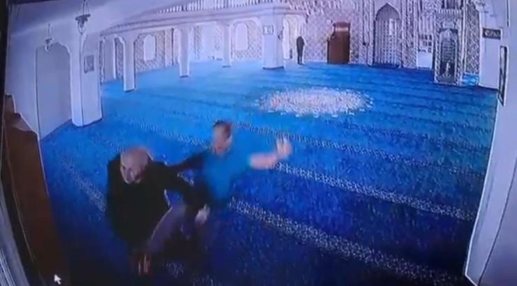 İstanbul - Maslak’ta camide telefonla konuşan adamı darbetti; o anlar kamerada