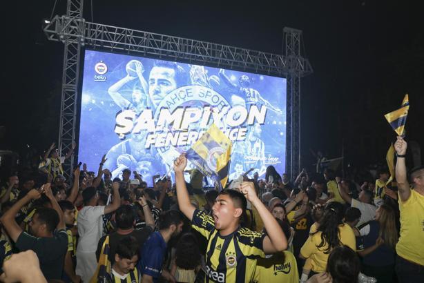 Mersin Büyükşehir şampiyonluğu dev ekranda yaşattı