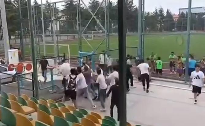 Amatör maçta taraftarlar birbirine girdi; 2 yaralı