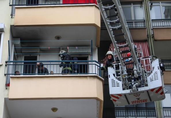 Yangında mahsur kalan 6 kişi, balkondan kurtarıldı / Ek fotoğraflar