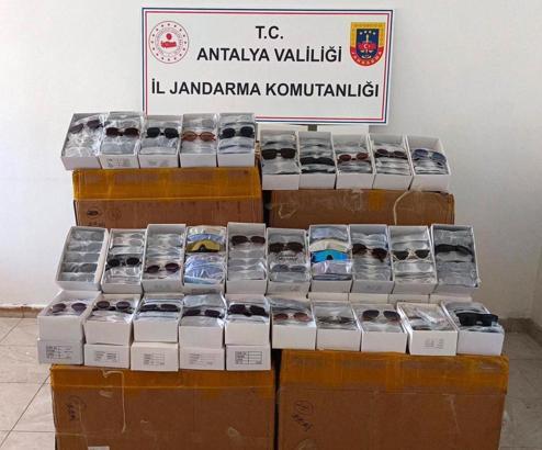 Gazipaşada'da 15 bin kaçak güneş gözlüğü ele geçirildi