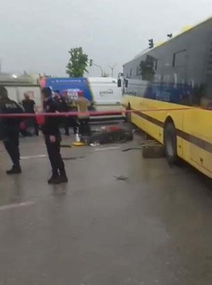 Belediye otobüsüne çarpan motosikletin sürücüsü öldü
