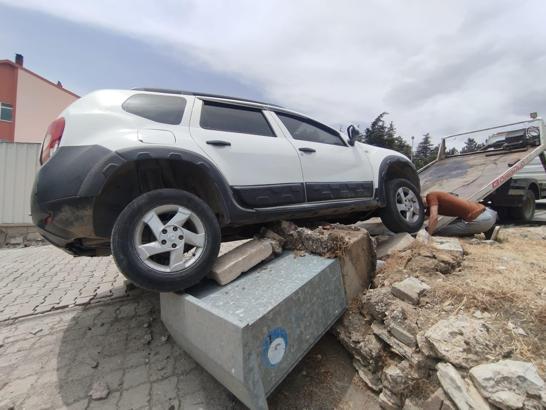 Freni boşalan araç elektrik kutusuna çarptı