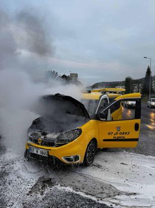 Seyir halindeki takside yangın