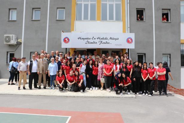 Eray öğretmen 40 yıl görev yaptığı okuldan İzmir Marşı’yla emekli oldu