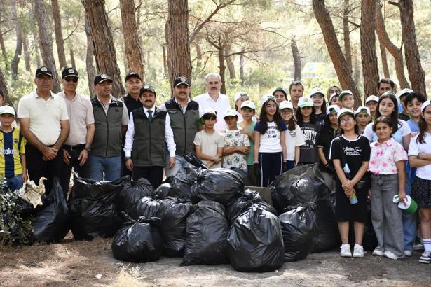 Belen’de öğrenciler ormanı temizledi