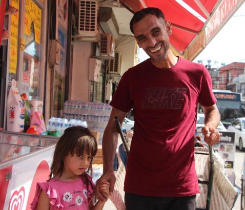 Görme engelli kağıt toplayıcısı babaya 6 yaşındaki kızı yol gösteriyor