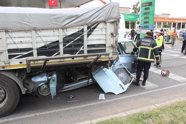 TIR'a arkadan çarpan otomobilde sıkışına sürücü, 20 dakikalık çalışmayla kurtarıldı