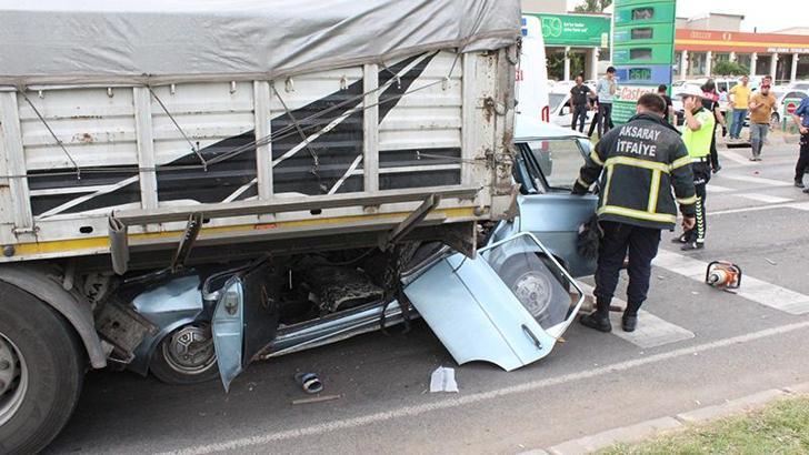 TIR'a arkadan çarpan otomobilde sıkışan sürücü, 20 dakikalık çalışmayla kurtarıldı
