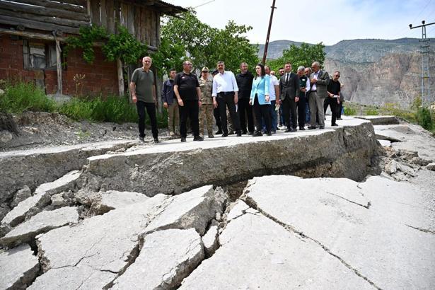 Uzundere'de heyelan; yollar çöktü, hasar alan 38 ev tahliye edildi