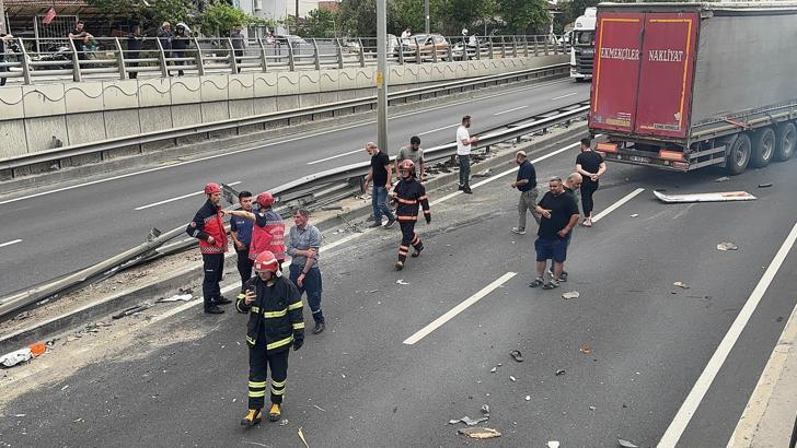 Alt geçitte lastiği patlayan TIR kamyonete çarptı