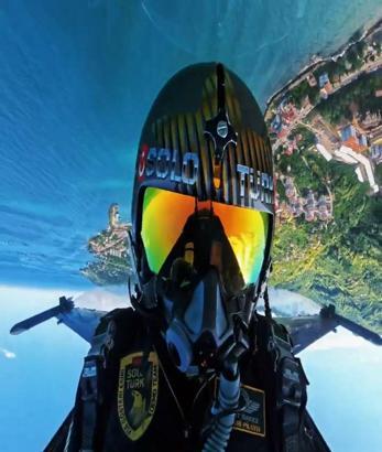 SoloTürk, Ordu'da gerçekleştirdiği gösteri uçuşunun uçak içi görüntülerini paylaştı