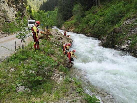 Trabzon'da derede kaybolan çocuk aranıyor/ Fotoğraflar