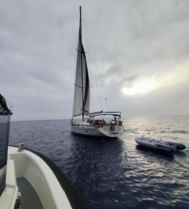 Fethiye'de yelkenli teknede 2 göçmen kaçakçısı ve 33 kaçak göçmen yakalandı