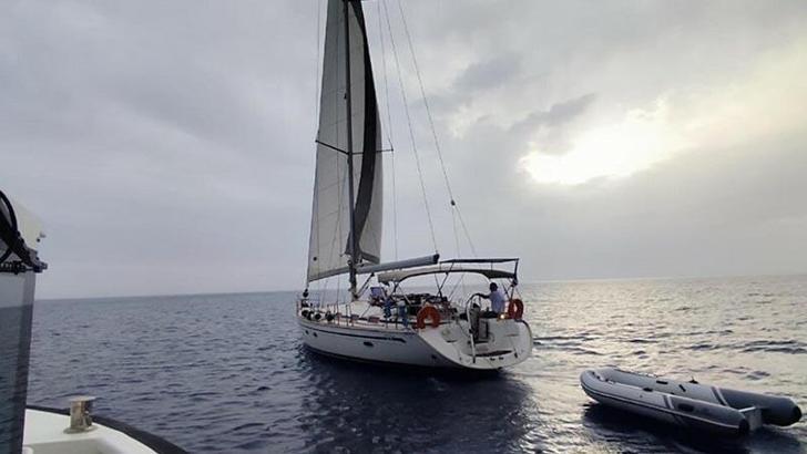 Fethiye'de yelkenli teknede 2 göçmen kaçakçısı ve 33 kaçak göçmen yakalandı