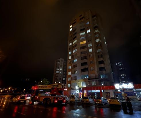 Kayseri'de sağanak; binanın çatısına yıldırım düştü, araçlar zarar gördü