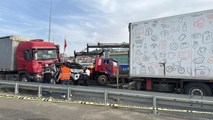 2 TIR'ın arasında sıkışan kamyonetteki 3 kişi yaralandı