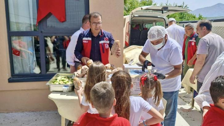 Yayladağı’nda öğrencilere balık ekmek ikram edildi
