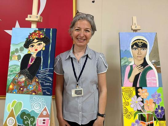 Emekli öğretmen, tedavi gören çocukların kalplerine resimle dokunuyor / Ek fotoğraflar