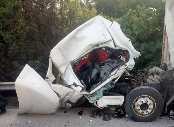 Kocaeli'de TIR kazası; şoför öldü