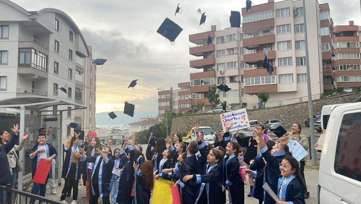 Öğrencilerden kanser tedavisi gören öğretmenlerine duygulandıran sürpriz
