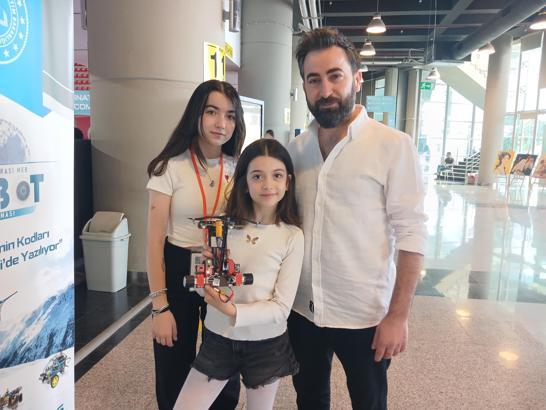 Elektronik öğretmeni, kızlarıyla katıldığı robot yarışmasında 3 derece elde etti