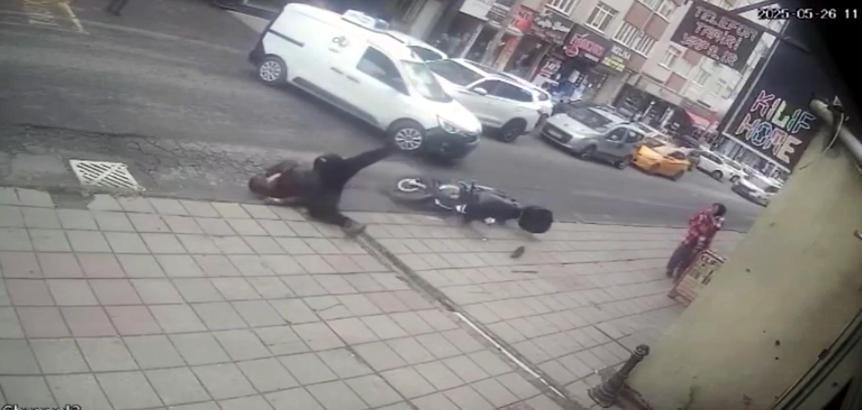 Hafif ticari araç ile motosikletin çarptığı kaza kamerada