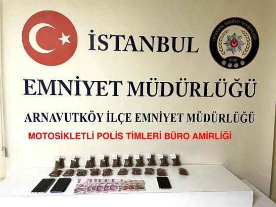 İstanbul - Arnavutköy'de polisi görünce uyuşturucuyu markete saklayan şüpheliler yakalandı