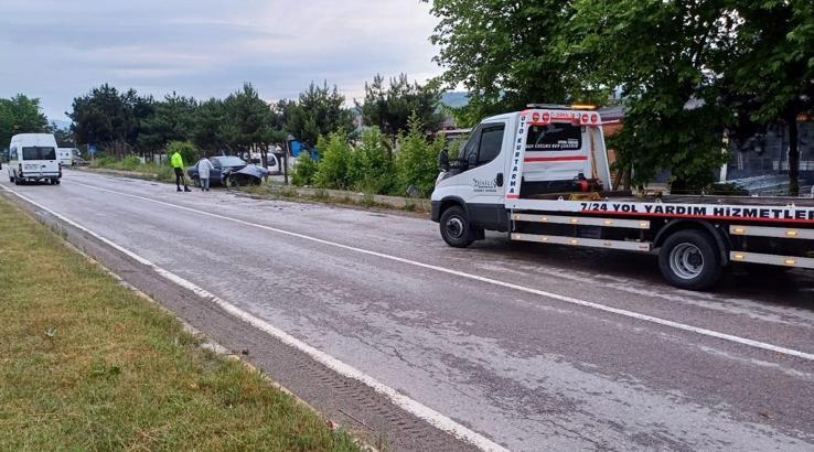Otomobiliyle refüje çarpan makam şoförü öldü