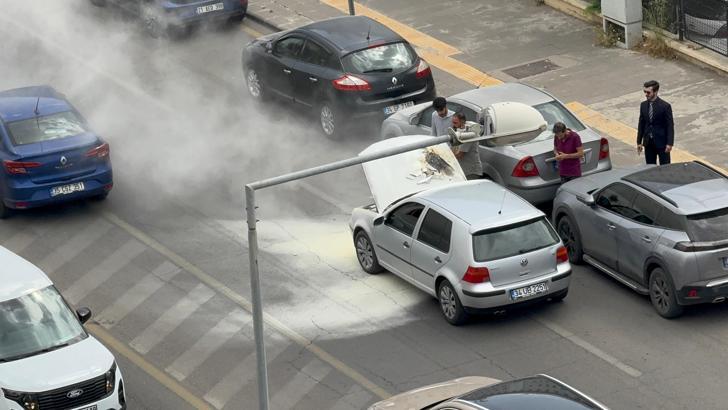 Diyarbakır’da seyir halindeki otomobil alev alarak yandı
