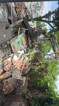 Avcılar'da kaçak büfeler 15 yıl sonra yıkıldı