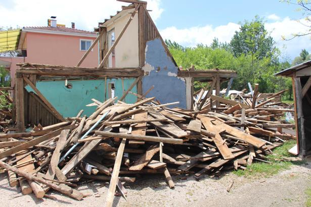 Ahşap binanın yıkımında baca işçinin üzerine çöktü: 1 yaralı